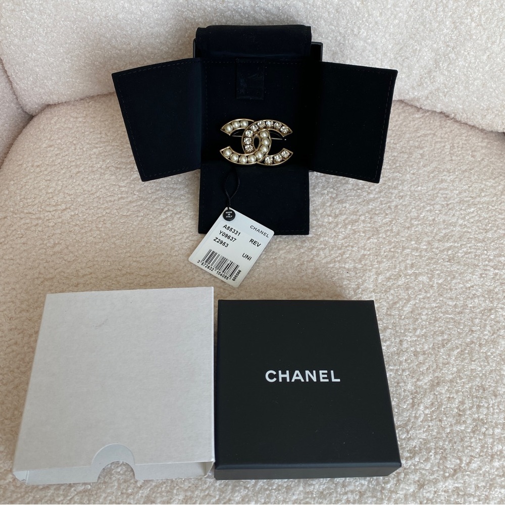Chanel Pearl and Crystal brooch, gold tone - Picture 12 of 14